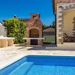 Villa Brioni With Pool By Rentistra *