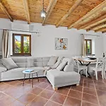 Villa Brioni With Pool By Rentistra Cabrunici