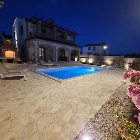 Villa Brioni With Pool By Rentistra