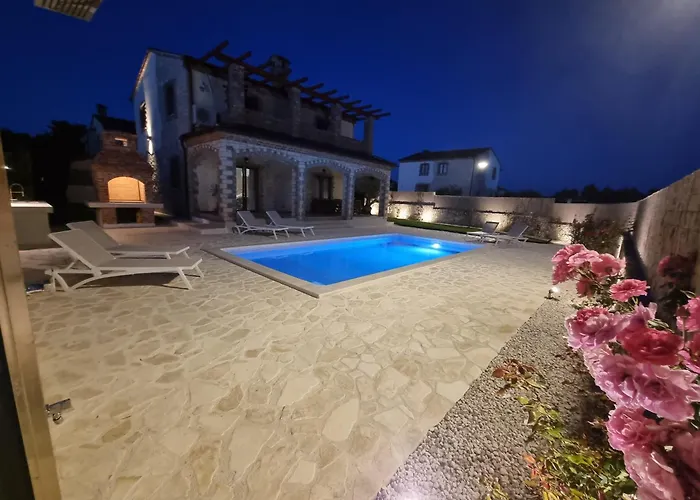 Villa Brioni With Pool By Rentistra