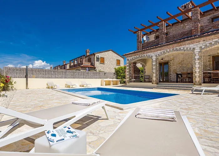 别墅 Brioni With Pool By Rentistra Cabrunici