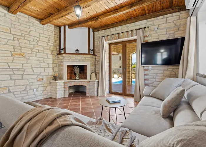 Villa Brioni With Pool By Rentistra