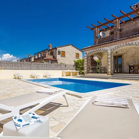 Villa Brioni With Pool By Rentistra Cabrunici