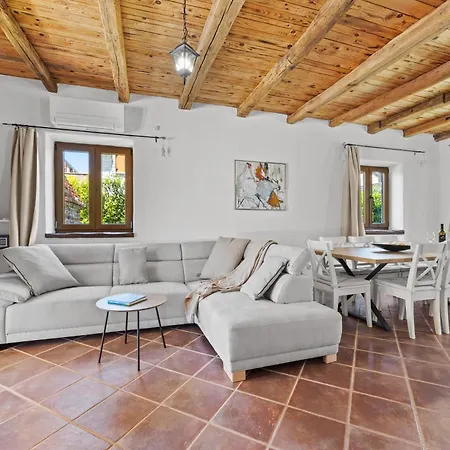 Villa Brioni With Pool By Rentistra Cabrunici